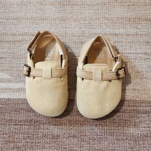 🌻5/$25🌻 Baby Gap corduroy clogs
